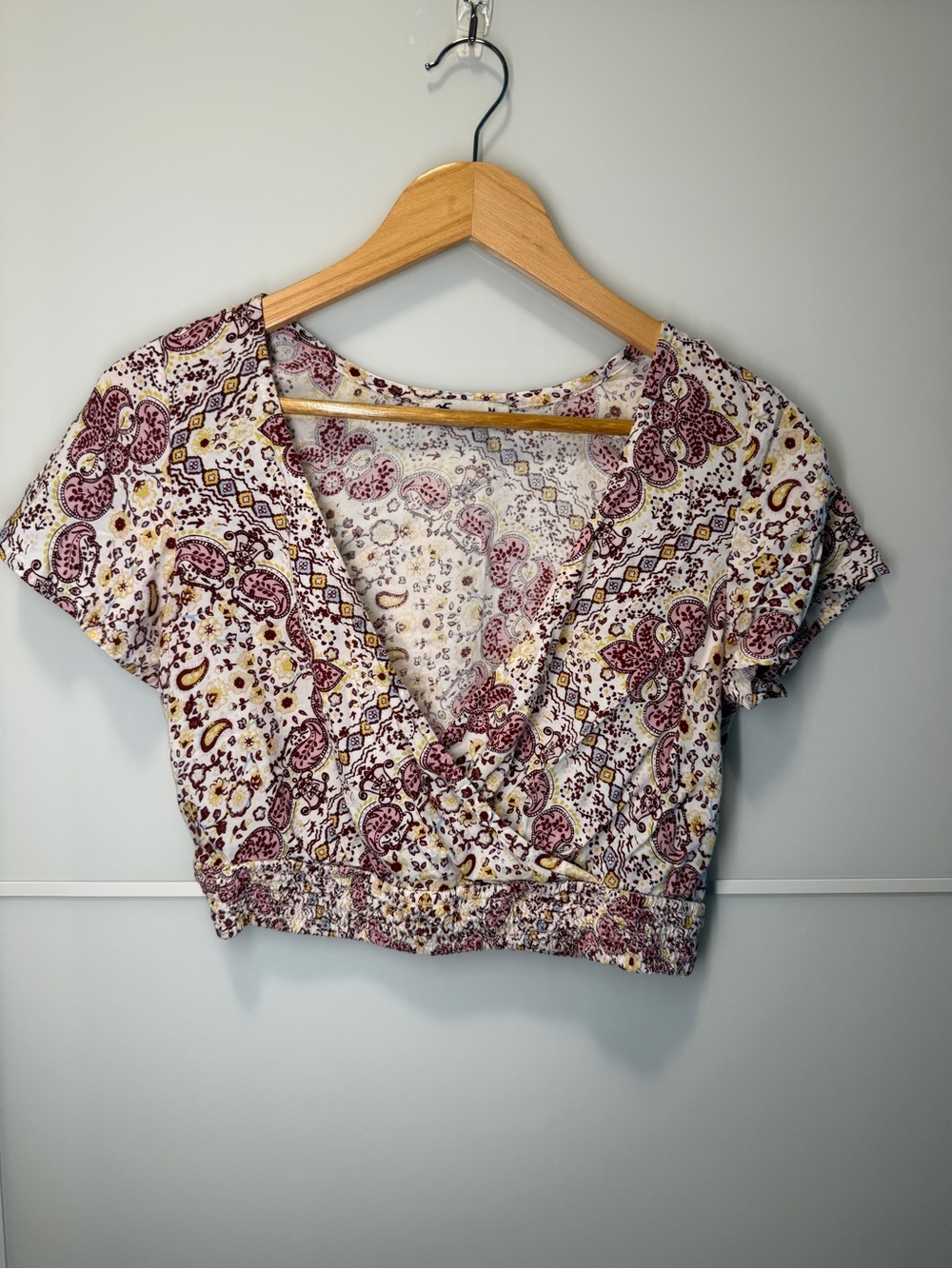 💸CLEARANCE 4/$15💸 Hollister Burgundy & White Paisley Wrap Crop Top